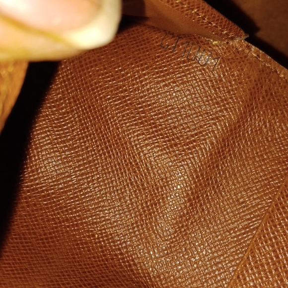 ✨️LOUIS VUITTON PORTE CARTES YEN MONOGRAM BI-FOLD WALLET - Picture 14 of 15